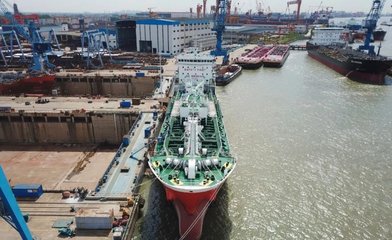 揚州金陵交付7450噸不銹鋼化學品船首制船，船舶制造再添新績